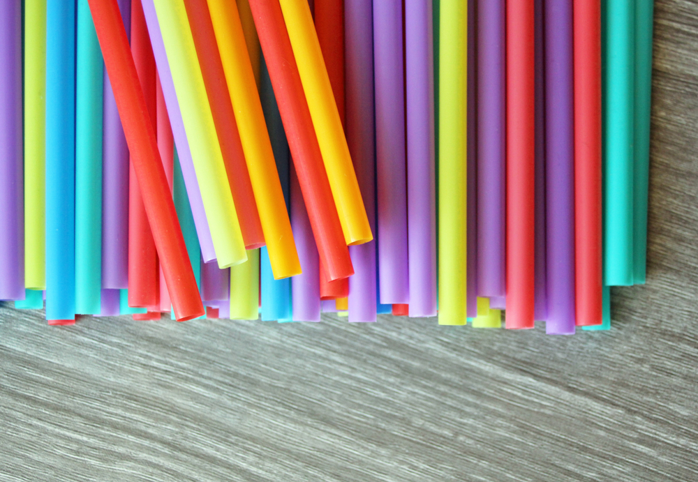 マイクロプラスチック減量対策として有料紙ストロー導入へ